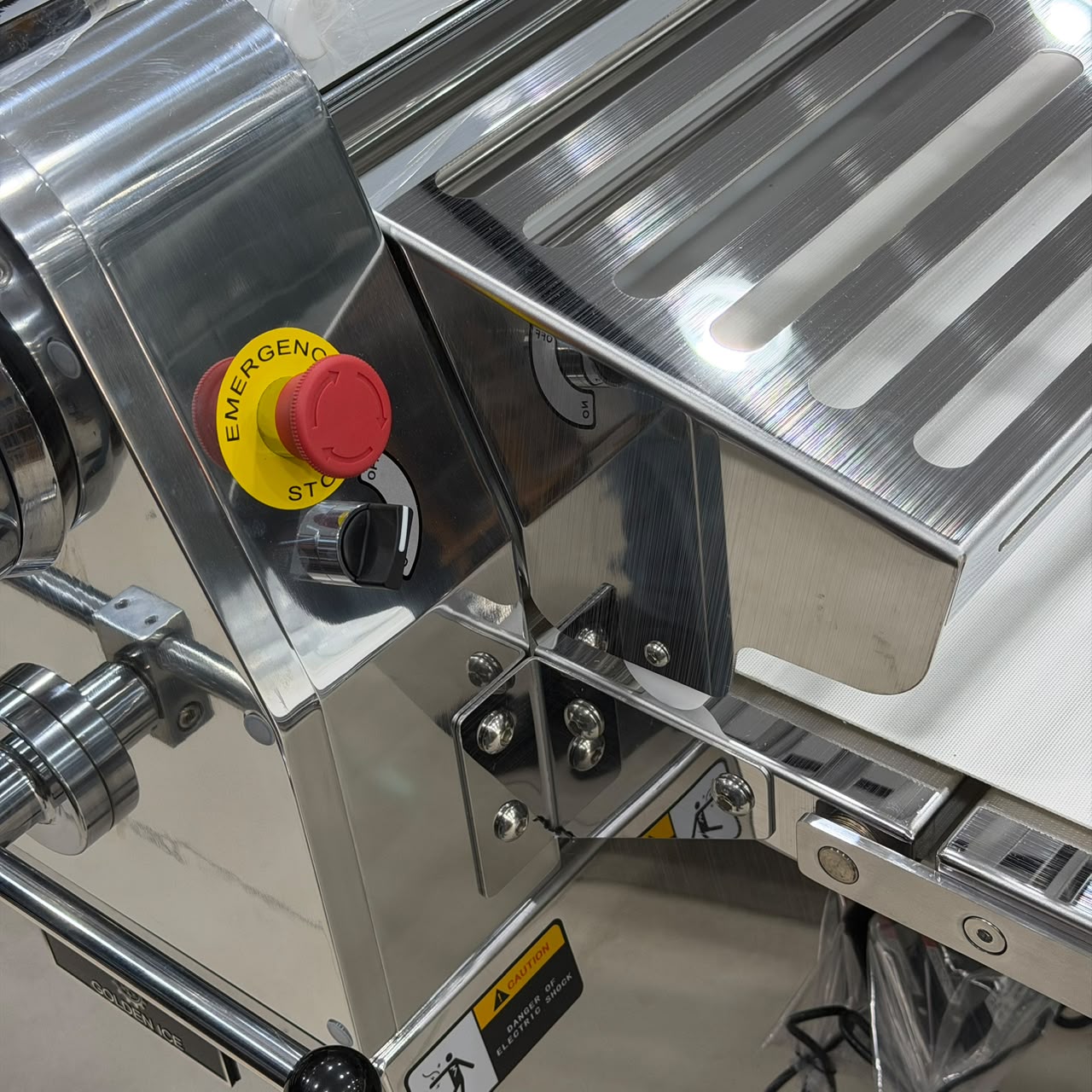 Golden_Ice_GLR-520_Emergency_Stop_and_Switch_Closeup.jpg