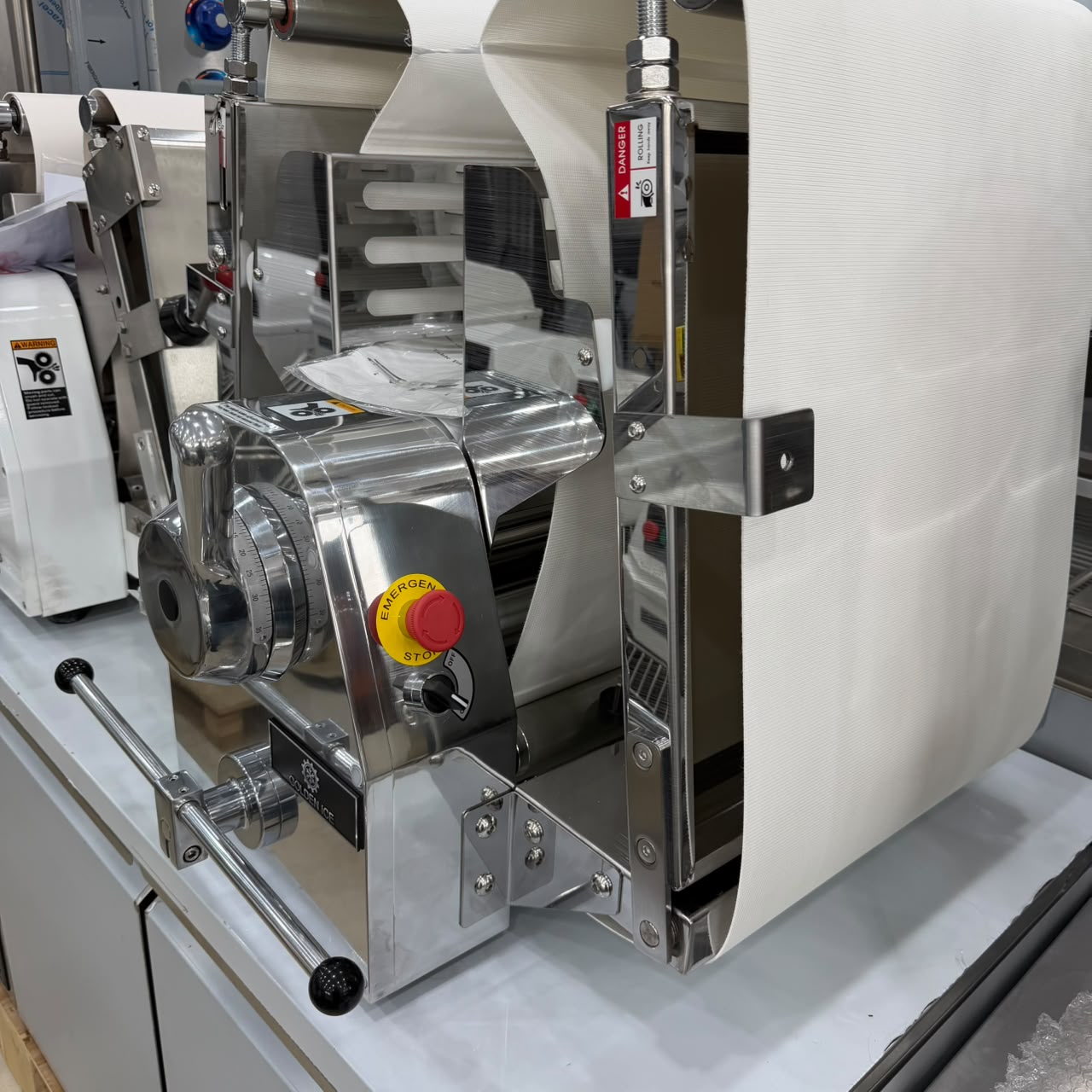 Golden_Ice_GLR-520_Side_View_with_Conveyor_Belt.jpg
