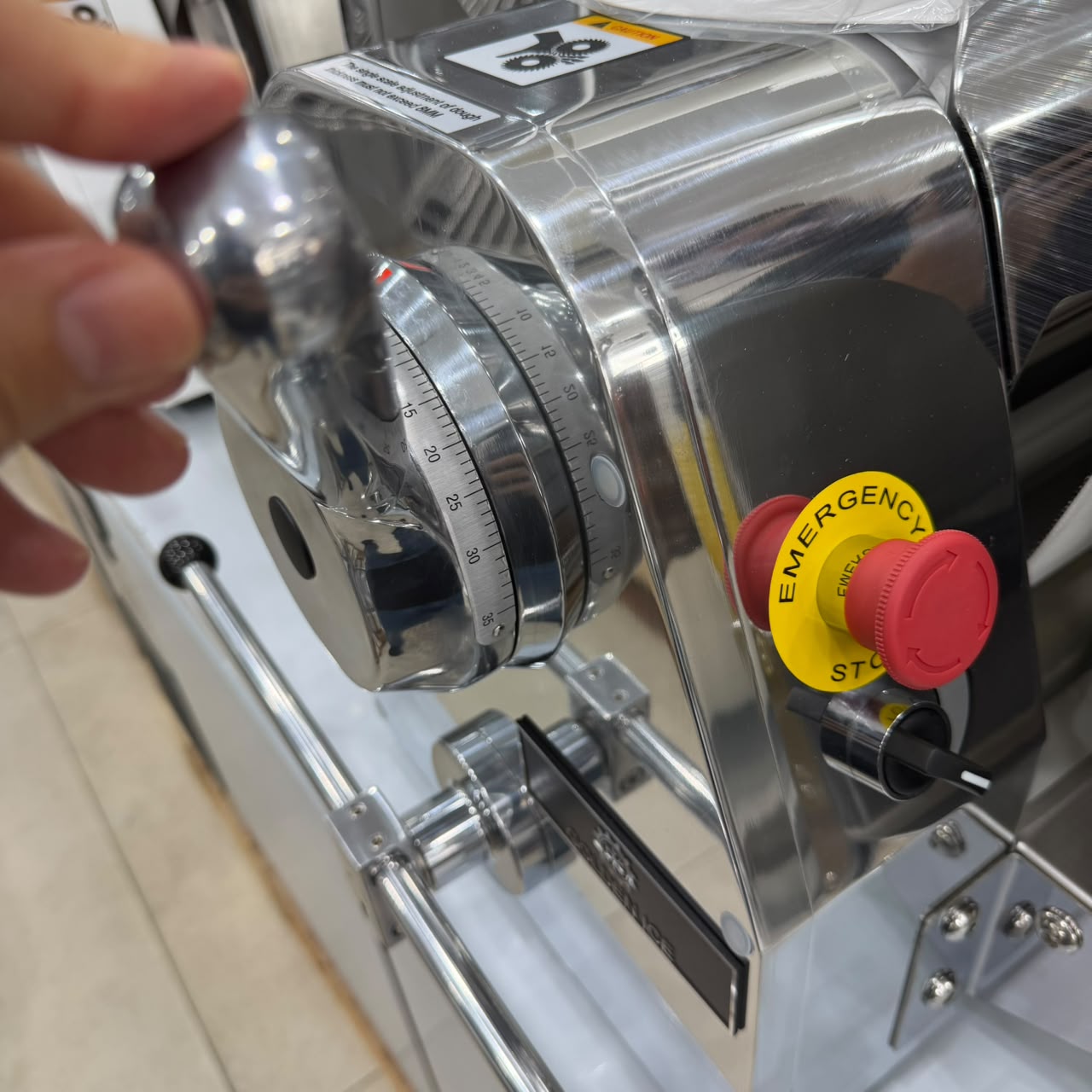Golden_Ice_GLR-520_Thickness_Dial_and_Emergency_Stop_Closeup.jpg
