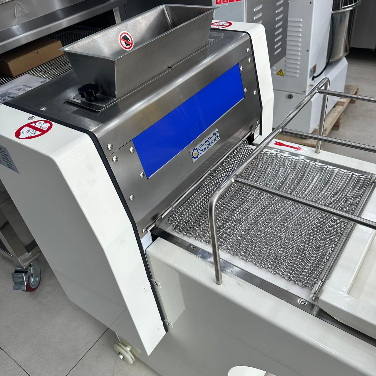 ماكينة تشكيل الخبز