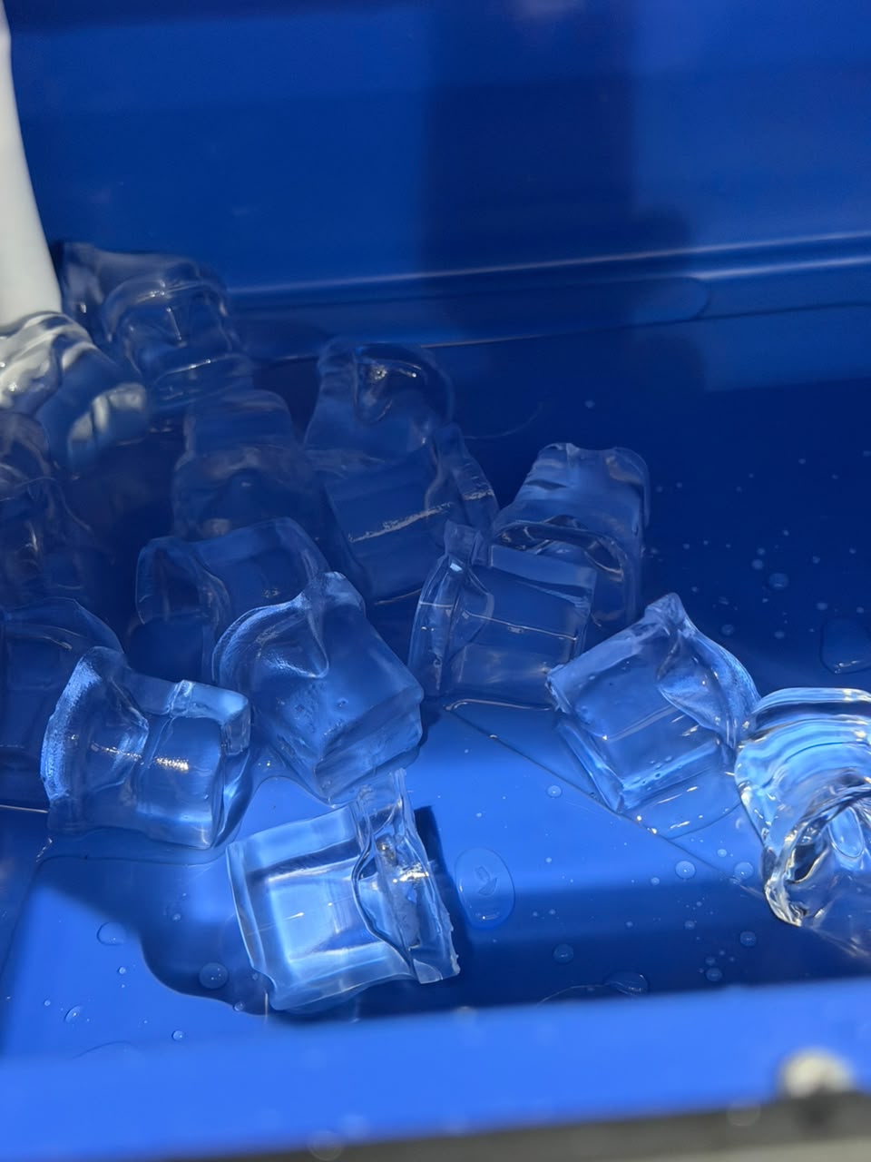 golden-ice-25kg-ice-machine-side-view.jpg