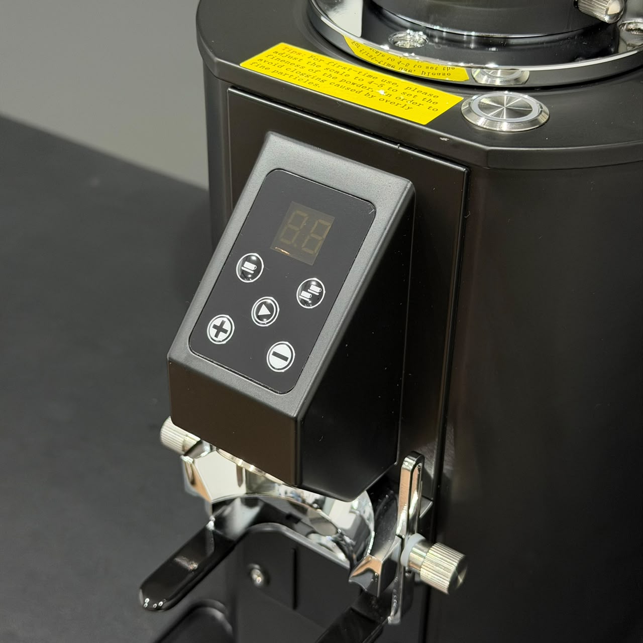 konix-coffee-grinder-display-panel-closeup.webp