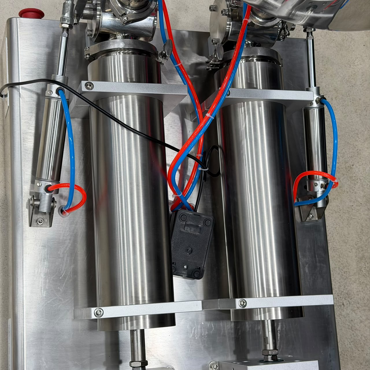 Golden_Ice_Dual_Nozzle_Piston_Filler_Closeup.jpg